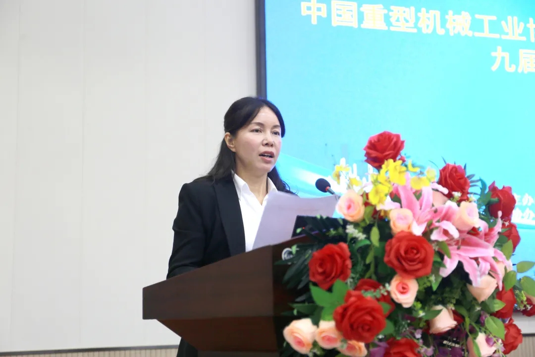 苗紅宣讀《關(guān)于表彰2019年度優(yōu)秀橋、門式起重機(jī)生產(chǎn)企業(yè)的決定》